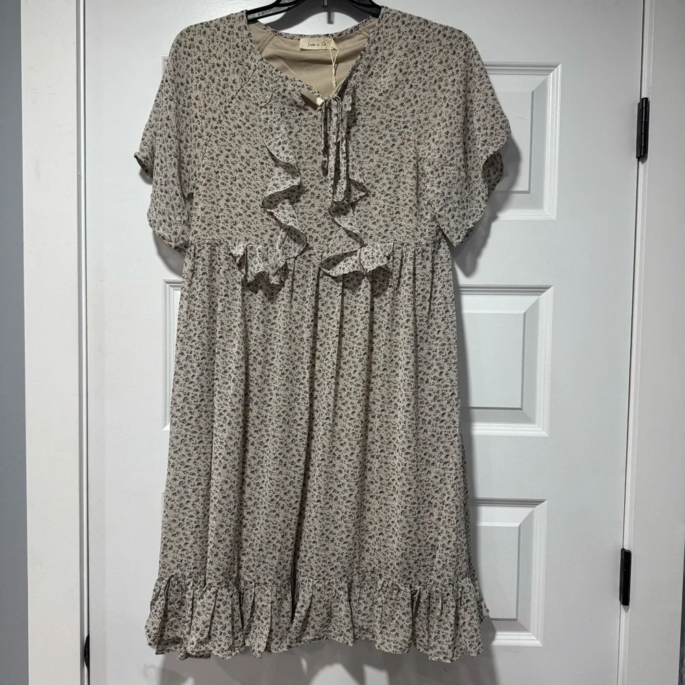Ruffle Midi Dress in Cream Floral - Picture 2 of 12